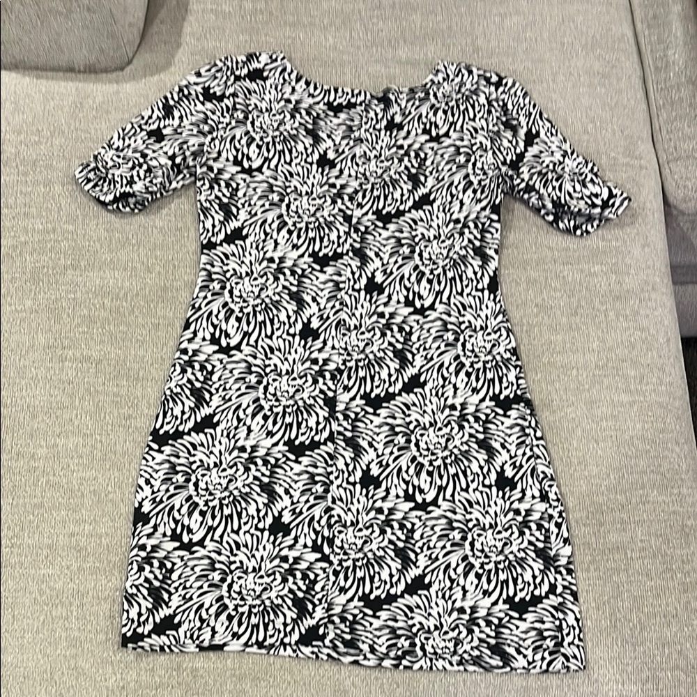 Banana Republic Black and White Mini Sheath Dress with Short Sleeves - Picture 7 of 7